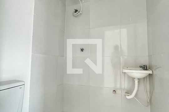 Banheiro  de kitnet/studio para alugar com 1 quarto, 18m² em Vila do Encontro, São Paulo