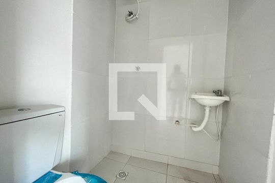 Banheiro  de kitnet/studio para alugar com 1 quarto, 18m² em Vila do Encontro, São Paulo