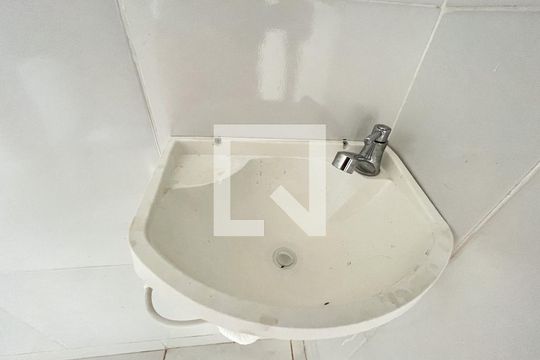 Banheiro  de kitnet/studio para alugar com 1 quarto, 18m² em Vila do Encontro, São Paulo