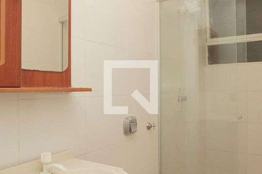 Banheiro de apartamento à venda com 1 quarto, 40m² em Santana, Porto Alegre