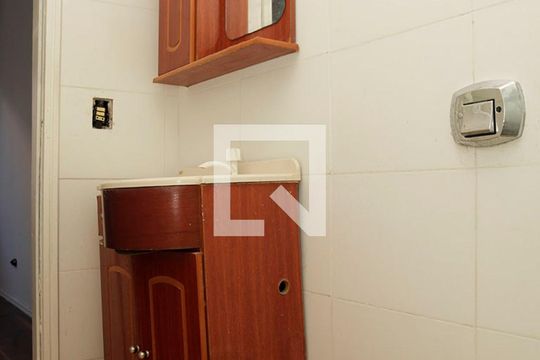 Banheiro de apartamento à venda com 1 quarto, 40m² em Santana, Porto Alegre