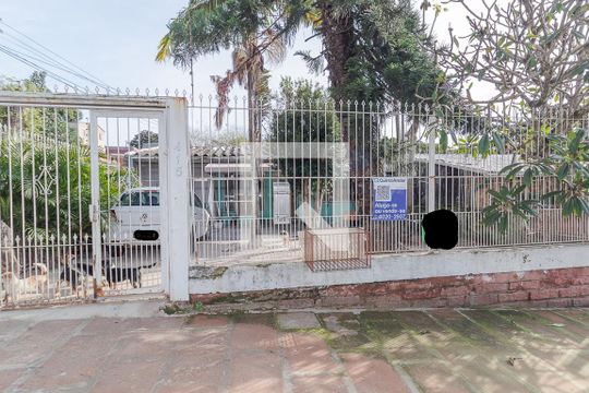 Fachada de casa à venda com 3 quartos, 480m² em Morro Santana, Porto Alegre