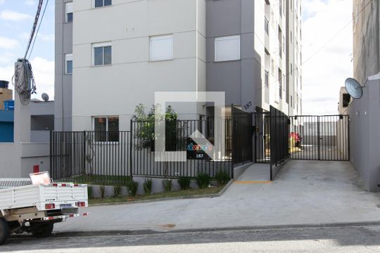 Fachada de apartamento para alugar com 2 quartos, 42m² em Itaquera, São Paulo