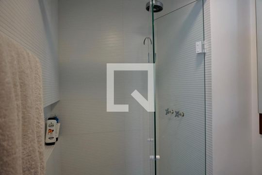 Banheiro suite 1 de apartamento à venda com 2 quartos, 95m² em Santo Amaro, São Paulo
