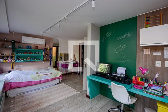 Suite de casa à venda com 4 quartos, 390m² em Vila Progresso, Niterói