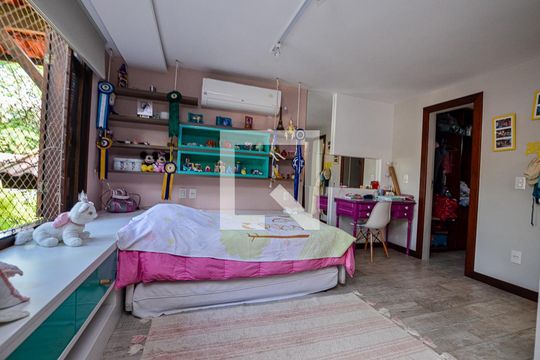 Suite de casa à venda com 4 quartos, 390m² em Vila Progresso, Niterói