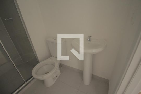 Banheiro de apartamento à venda com 2 quartos, 44m² em Centro, Canoas