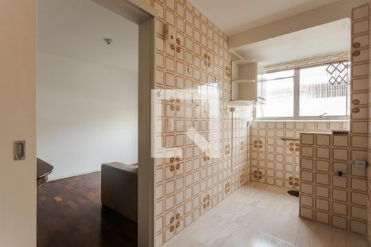 Cozinha e Área de Serviço de apartamento à venda com 2 quartos, 60m² em Higienópolis, Porto Alegre