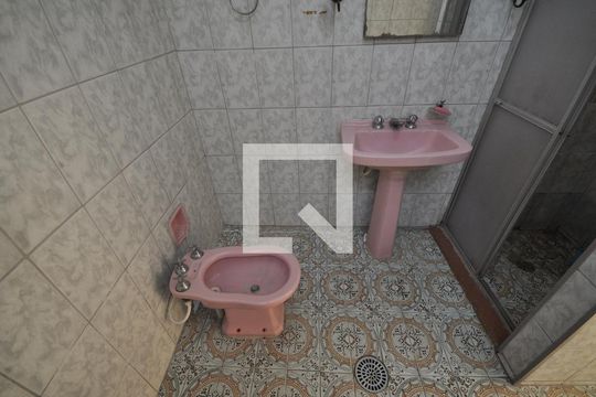 Banheiro de casa para alugar com 2 quartos, 80m² em Carandiru, São Paulo
