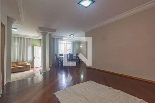 Casa para alugar com 3 quartos, 270m² em Pineville, Pinhais
