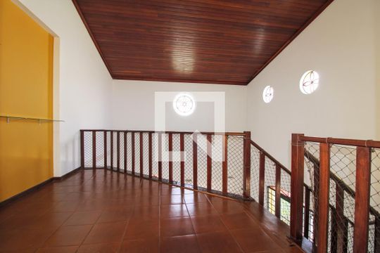 Escada de casa para alugar com 4 quartos, 300m² em Belvedere, Belo Horizonte