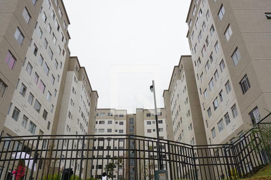 Fachada do bloco de apartamento para alugar com 2 quartos, 49m² em Jardim Boa Vista (zona Oeste), Osasco