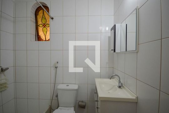 Banheiro de casa de condomínio para alugar com 2 quartos, 60m² em Grajau, Rio de Janeiro