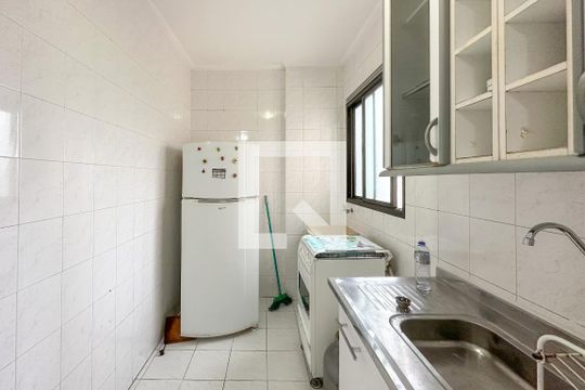 Cozinha de apartamento para alugar com 1 quarto, 59m² em Jardim Três Marias, Guarujá