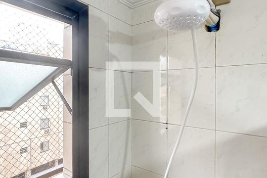 Banheiro de apartamento para alugar com 1 quarto, 59m² em Jardim Três Marias, Guarujá