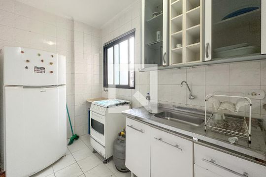 Cozinha de apartamento para alugar com 1 quarto, 59m² em Jardim Três Marias, Guarujá