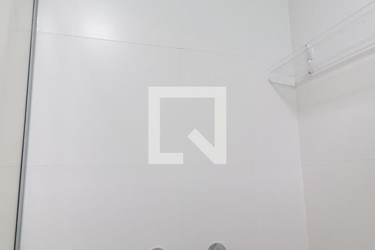 Banheiro Social de kitnet/studio para alugar com 1 quarto, 17m² em Centro, Curitiba