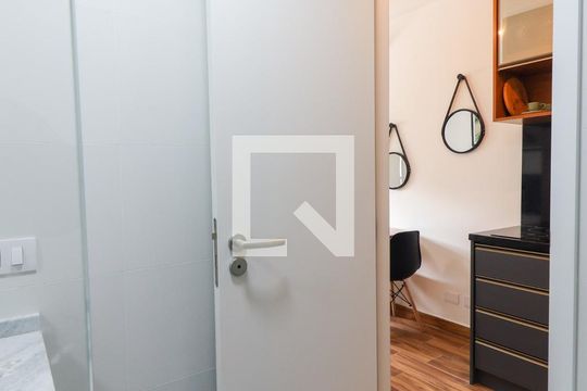 Banheiro Social de kitnet/studio para alugar com 1 quarto, 17m² em Centro, Curitiba