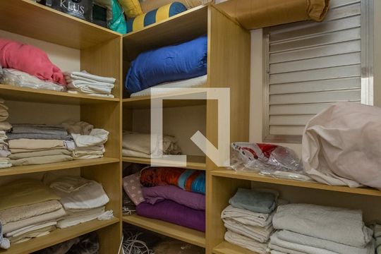 Roupeiro de casa de condomínio à venda com 4 quartos, 700m² em Residencial Sul, Nova Lima