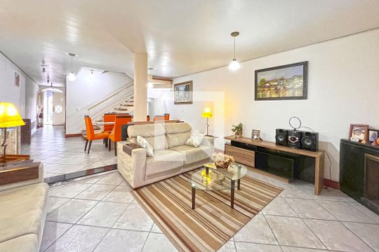 Casa à venda com 3 quartos, 267m² em Guarujá, Porto Alegre