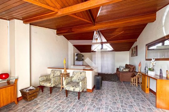 Sala íntima de casa à venda com 3 quartos, 267m² em Guarujá, Porto Alegre