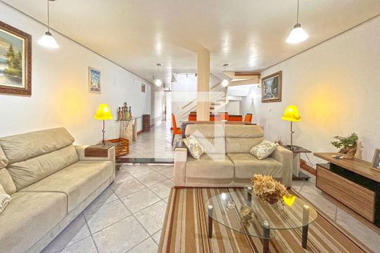Sala Dois Ambientes de casa à venda com 3 quartos, 267m² em Guarujá, Porto Alegre
