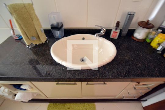 Banheiro da Suíte de casa à venda com 3 quartos, 267m² em Guarujá, Porto Alegre