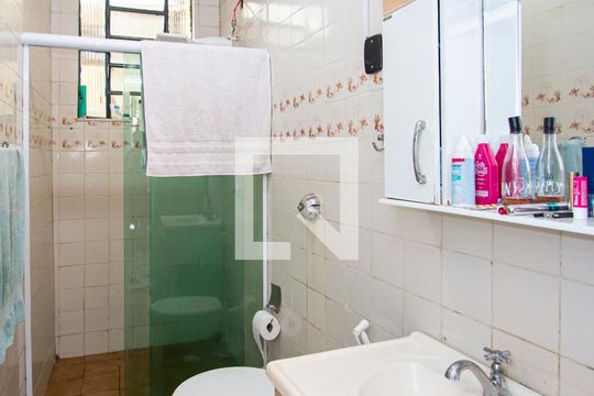 Banheiro de apartamento para alugar com 2 quartos, 49m² em Jardim Fluminense, São Gonçalo