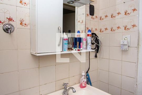 Banheiro de apartamento para alugar com 2 quartos, 49m² em Jardim Fluminense, São Gonçalo