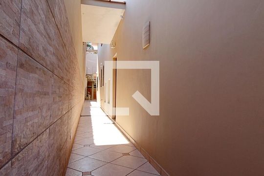Corredor de casa à venda com 3 quartos, 219m² em Jardim Taboao, São Paulo