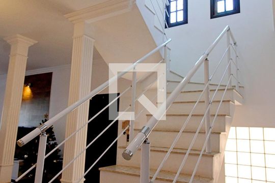 Escada de casa à venda com 3 quartos, 219m² em Jardim Taboao, São Paulo
