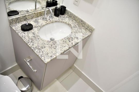 Banheiro de kitnet/studio à venda com 1 quarto, 23m² em República, São Paulo