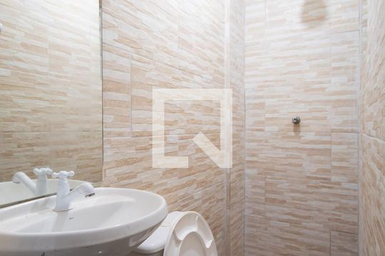 Banheiro de casa para alugar com 1 quarto, 30m² em Jardim Primeiro de Maio (chacara Fazendinha), Osasco