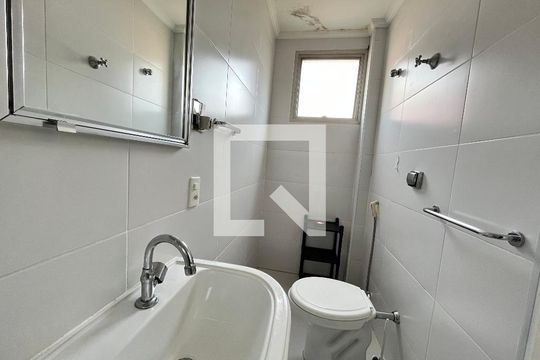 Banheiro de apartamento à venda com 1 quarto, 42m² em Cambuí, Campinas