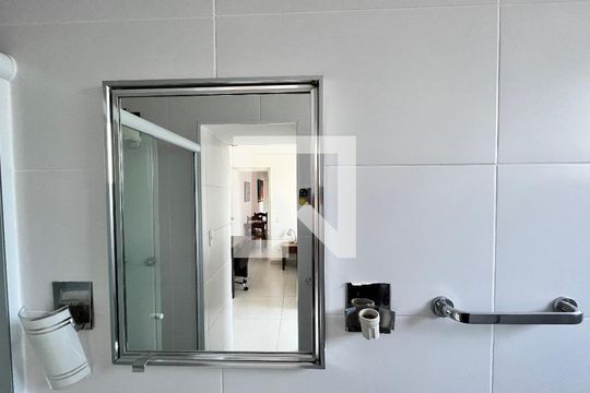 Banheiro de apartamento à venda com 1 quarto, 42m² em Cambuí, Campinas