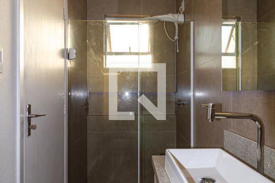 Banheiro de apartamento para alugar com 1 quarto, 32m² em Partenon, Porto Alegre