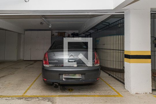 Garagem 1 de apartamento à venda com 3 quartos, 200m² em Lageado, Porto Alegre