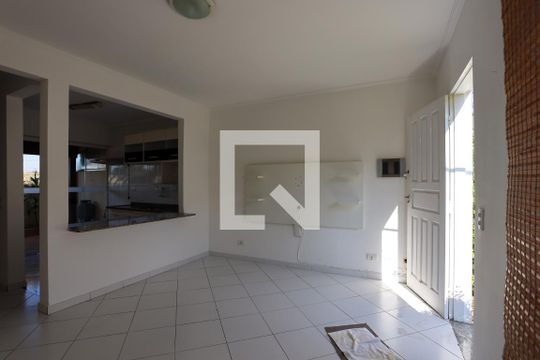 Sala  de casa de condomínio para alugar com 2 quartos, 60m² em Jardim Barbacena, Cotia