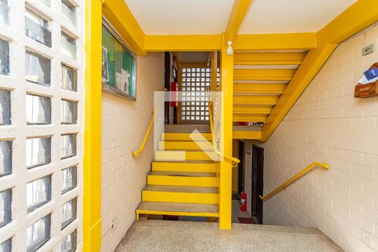 Escada do prédio  de apartamento à venda com 2 quartos, 57m² em Conceição, Diadema