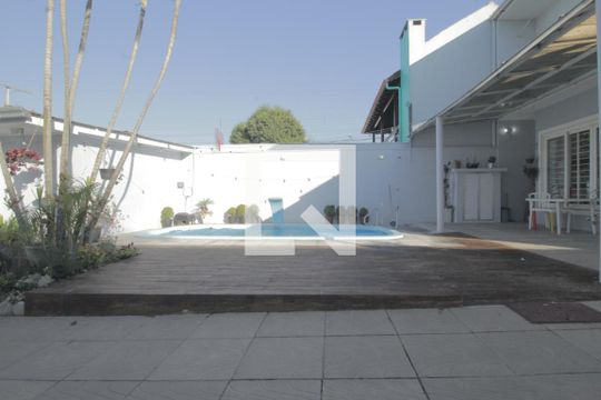 Área comum de casa à venda com 3 quartos, 484m² em Niterói, Canoas
