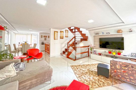 Casa à venda com 3 quartos, 234m² em Pedra Redonda, Porto Alegre