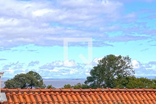 Sala 2 -Vista de casa à venda com 3 quartos, 234m² em Pedra Redonda, Porto Alegre
