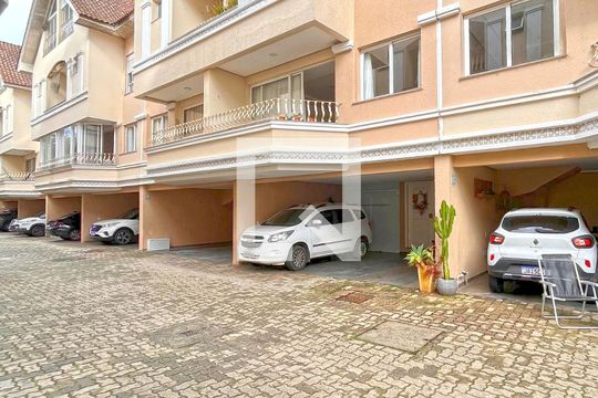 Fachada de casa à venda com 3 quartos, 234m² em Pedra Redonda, Porto Alegre
