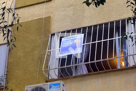 Instalação da plaquinha de apartamento à venda com 2 quartos, 64m² em Centro, Canoas