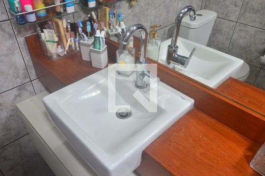 Banheiro de apartamento à venda com 2 quartos, 64m² em Centro, Canoas