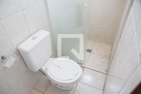 Banheiro de kitnet/studio para alugar com 1 quarto, 40m² em Caiçara, Praia Grande