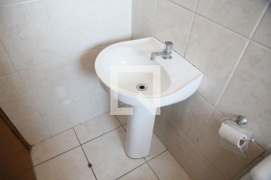 Banheiro  de kitnet/studio para alugar com 1 quarto, 40m² em Caiçara, Praia Grande