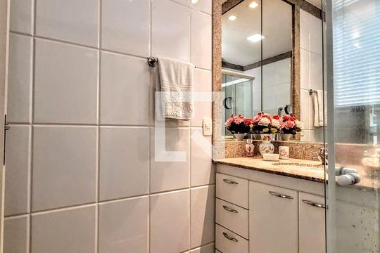 Banheiro de apartamento à venda com 1 quarto, 60m² em Santo Agostinho, Belo Horizonte