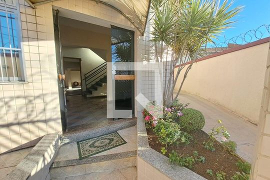 Entrada de apartamento à venda com 2 quartos, 66m² em Heliópolis, Belo Horizonte