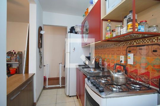 Cozinha  de apartamento para alugar com 2 quartos, 48m² em Protásio Alves, Porto Alegre